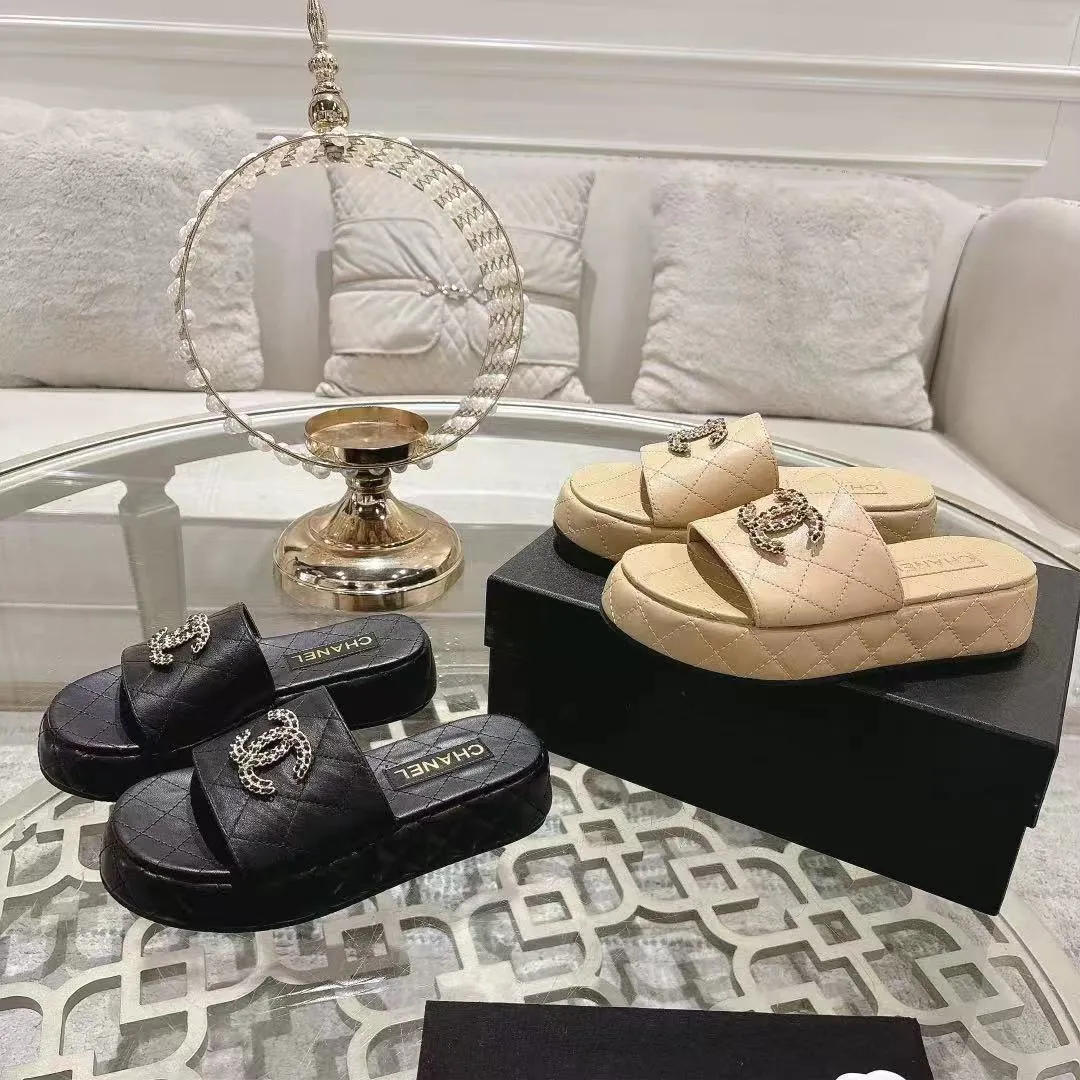 👟👟Ex-factory price 480👟👟 🎉Chanel Chanel 2025 Xiaoxiang C family thick-soled sandals series official website synchronization, classic and elegant, casual wear 🌹🌹🌹🌹Original logo ~ Made of imported sheepskin and C family custom fabrics, a variety of colors for the goddess to choose! ❤️❤️❤️❤️ Code number: 36~40 (35.41.42 customized, non-returnable) Color: 5 colors;